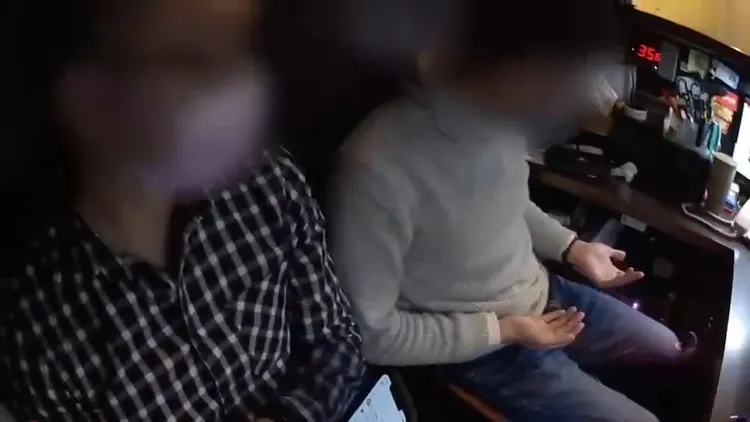 警方控制色情按摩店員工。翻攝畫面