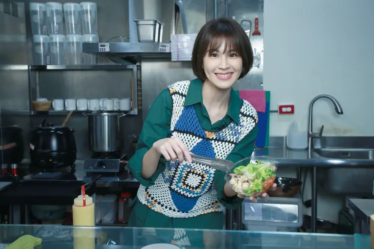 曾沛慈挑選出健康的沙拉配料。朱世閎攝