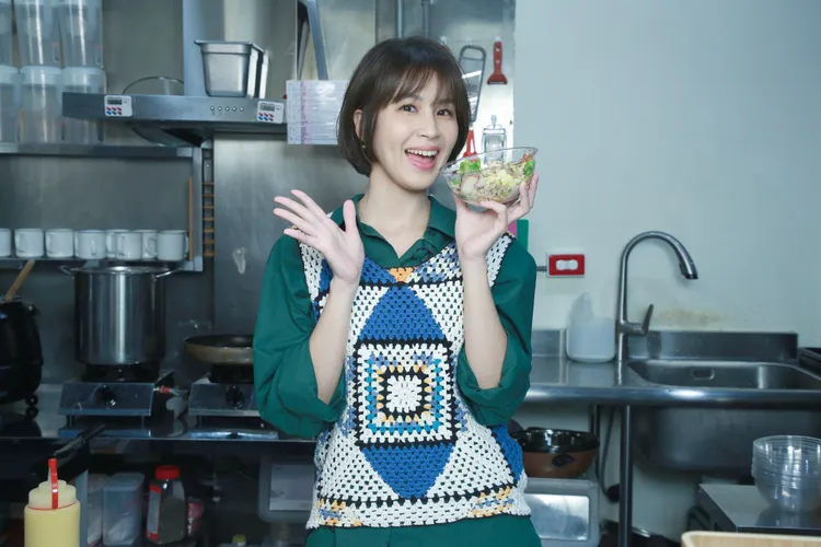 曾沛慈大啖美味沙拉。朱世閎攝