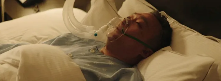 李星民飾演的爺爺聽到宋仲基跟他說韓國在世界盃踢贏義大利進入四強後斷氣。翻攝JTBC