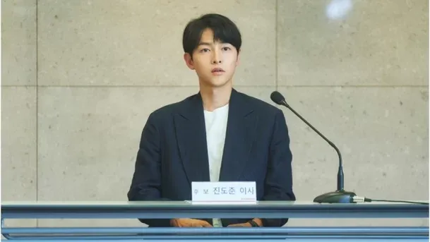 宋仲基飾演「順洋財團」最小的孫子「陳導俊」。翻攝JTBC