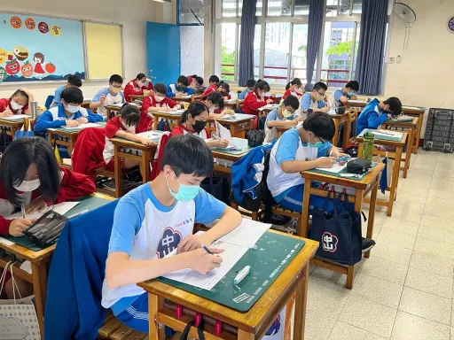 台灣學生寫作能力「雪崩式崩壞」!30年師曝最大問題 網友嘆:超有感