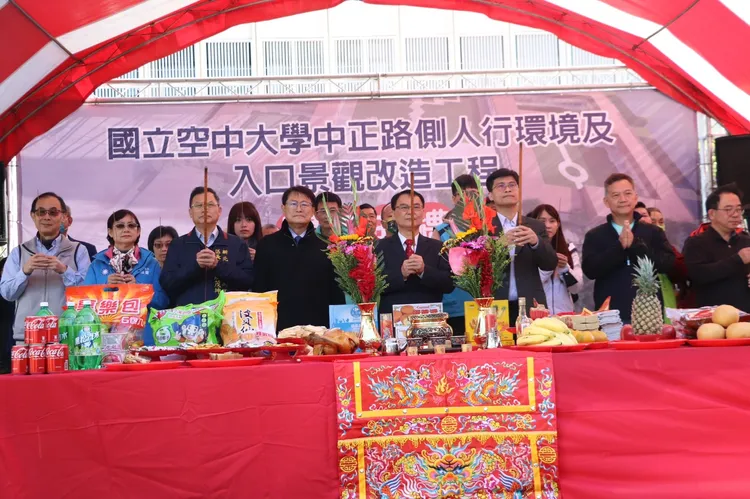 新北市副市長陳純敬與地方民意代表一同為開工典禮進行破牆儀式。新北市政府提供