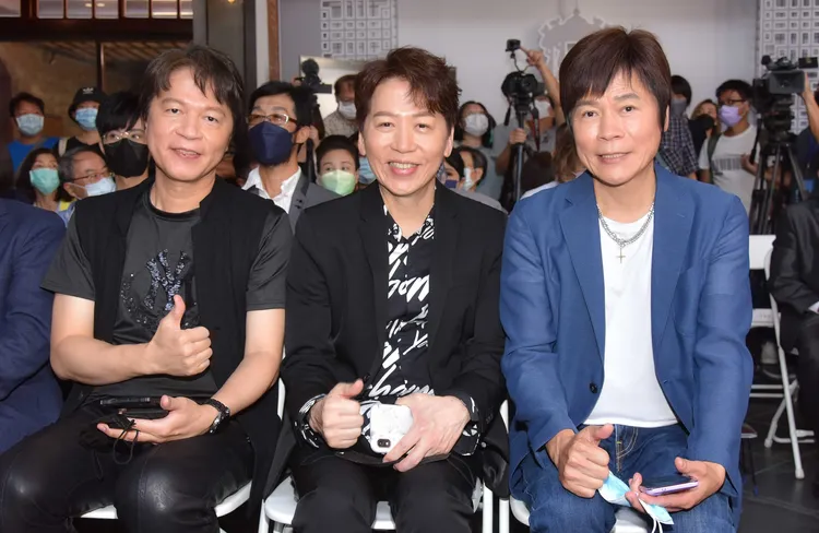 洪榮良(左起)、洪敬堯、洪榮宏三兄弟在演藝圈各司其職。翻攝洪榮良臉書