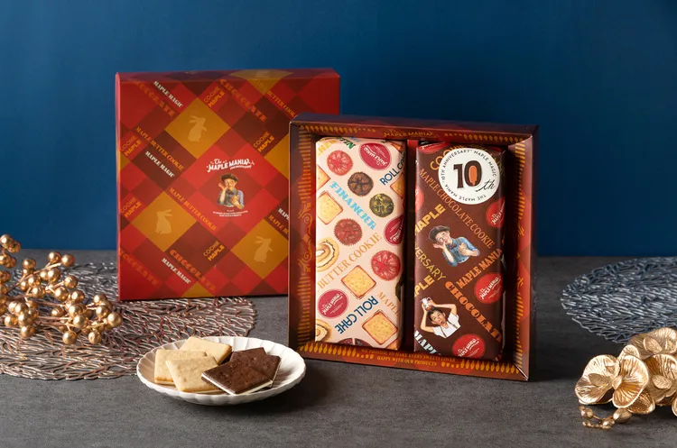 The Maple Mania 楓糖男孩新春禮盒18入，含楓糖奶油與巧克力夾心餅乾各9入，售價880元／含楓糖奶油夾心餅乾12入與楓糖巧克力夾心餅乾6入，售價950元。業者提供
