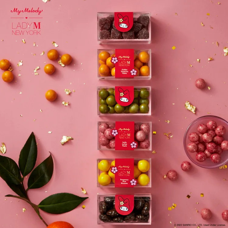 內含七層抽屜，藏有一款鏤空紅包袋及六款新年特別款糖果禮盒，售價3380元。業者提供