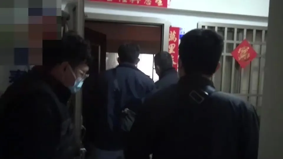 專案小組持拘票前往高姓主嫌住處逮人。警方提供