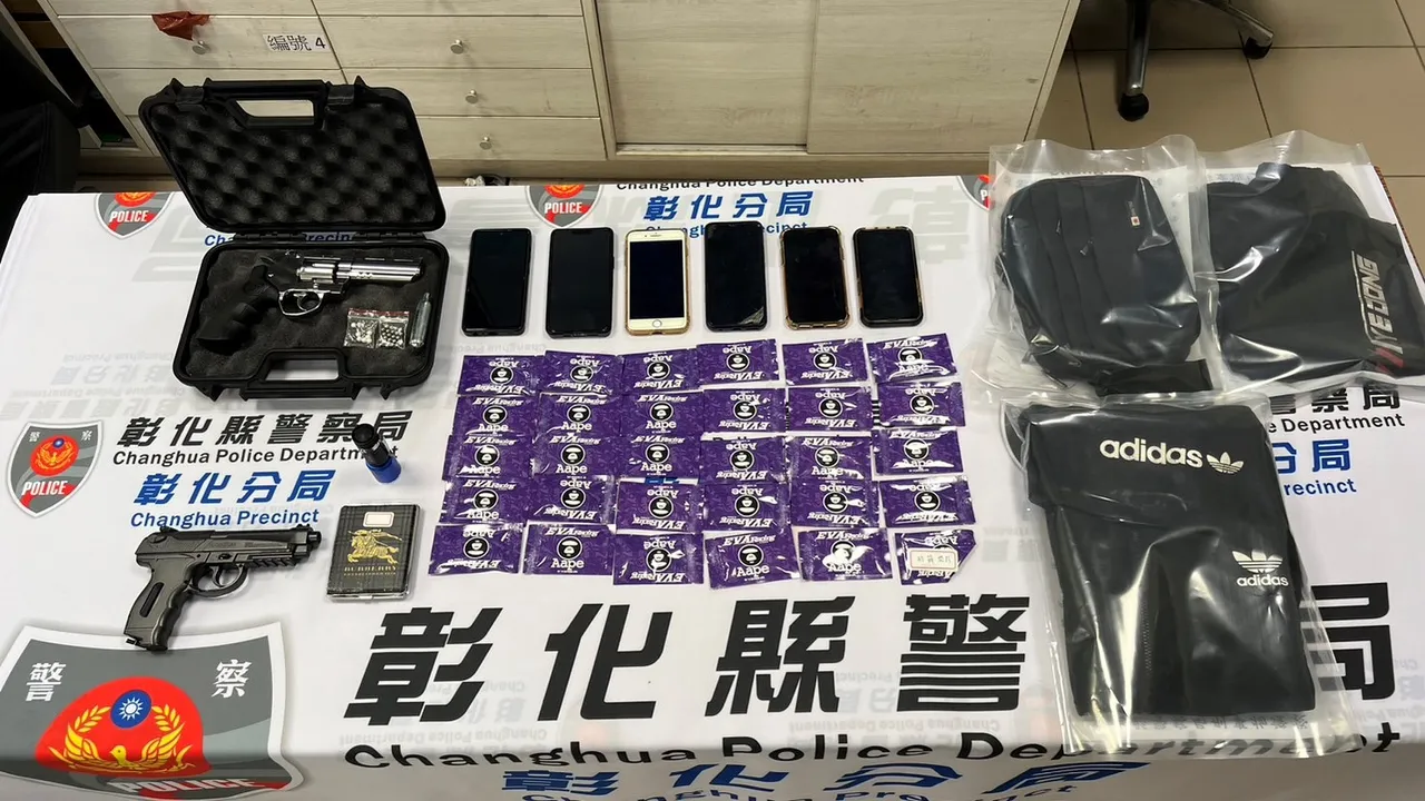 檢警查扣不法集團聯絡用手機、改造槍枝等贓證物。警方提供