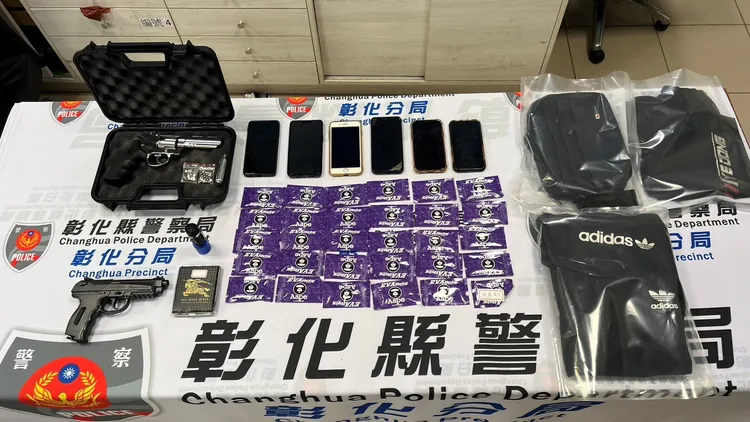 檢警查扣不法集團聯絡用手機、改造槍枝等贓證物。警方提供