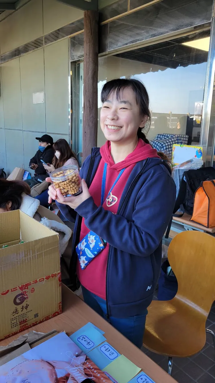 乾媽筱萱小舖的高筱萍也贊助她餅乾等禮物。葉文正攝