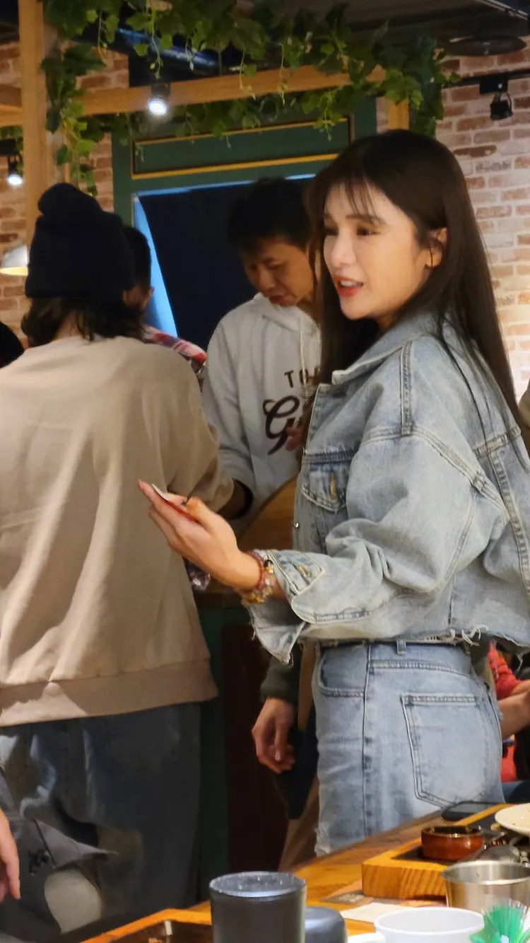 陪粉絲用餐也是今天的環節之一。葉文正攝