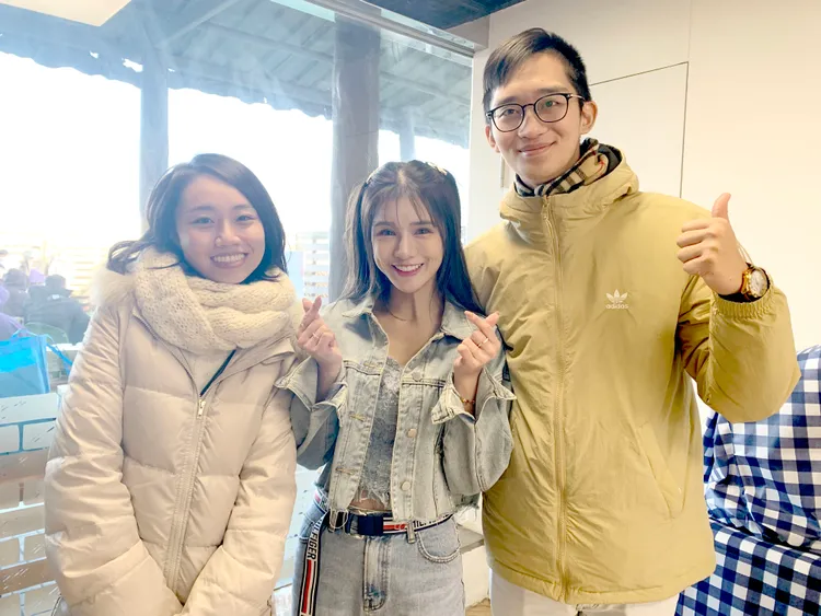 林岱縈(中)與優尼聖好友合照。劉蔚頡提供