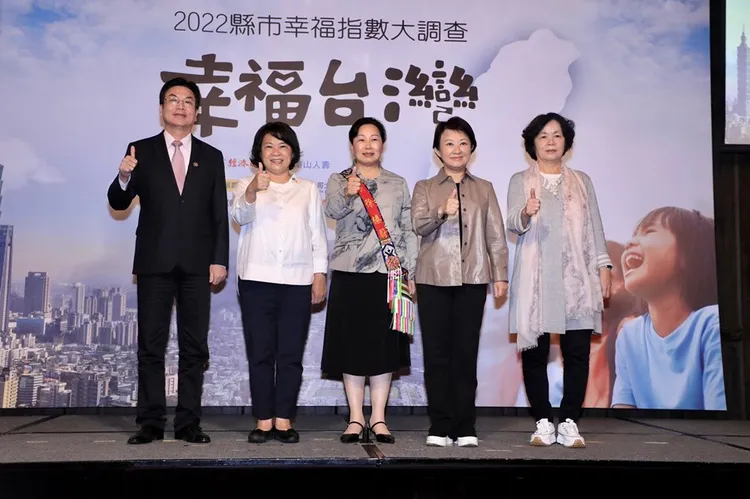 盧秀燕與榮獲地方政府施政滿意度前五名的首長合影。台中市政府提供