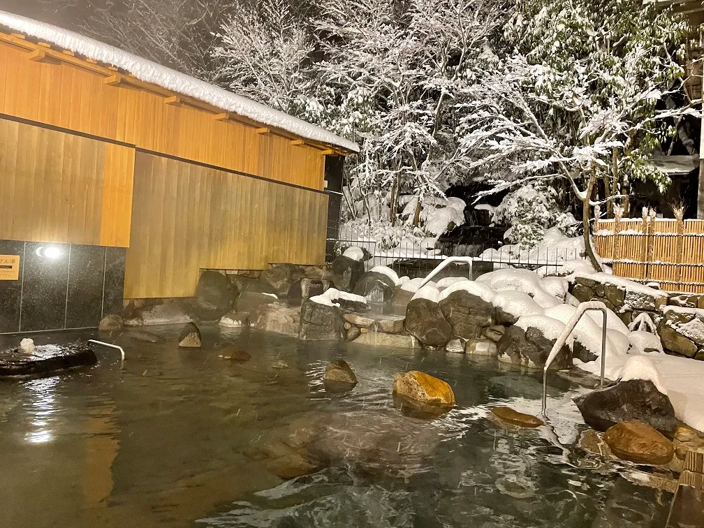 冬季來到城崎溫泉,別錯過體驗雪中泡湯的獨特享受。豐岡市台灣推廣事務所提供