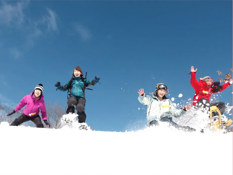 來到城崎溫泉南方的滑雪勝地「神鍋高原」,可體驗到北美傳統的冬季運動「Snowshoeing(雪地健行)」。豐岡市台灣推廣事務所提供