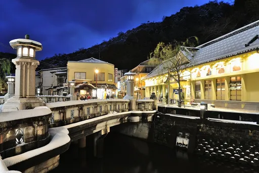 賞雪泡湯、白雪沙灘、雪地健行、手作體驗 冬遊日本豐岡4大玩法
