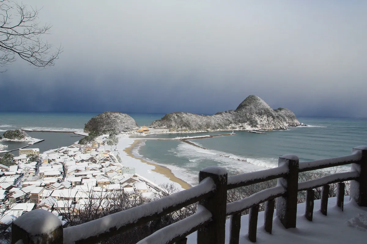 從竹野車站散步至海岸邊,沿途可見被白雪覆蓋的傳統燒杉板建築街景,別有一番懷舊風味。豐岡市台灣推廣事務所提供