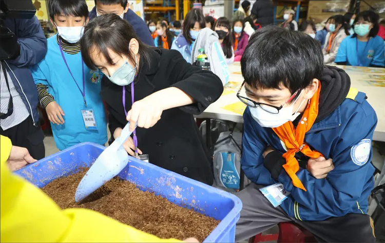 小局長實地觀察「黑水虻」生態，認識如何透過養殖黑水虻進行廚餘再利用。環保局提供