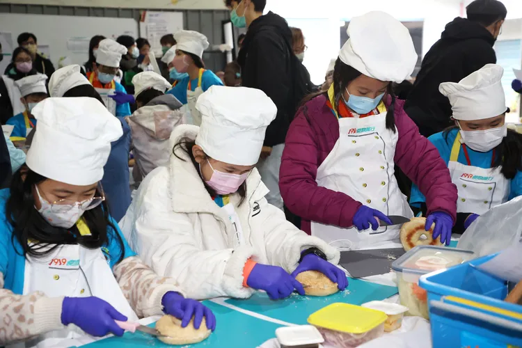 小局長們化身小廚師用「格外品」做出美味漢堡。環保局提供