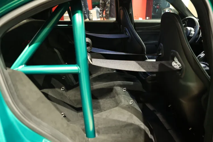 即使保留四門轎跑框架。卻相當任性地拆除後座並換上防滾架。翁玉信攝