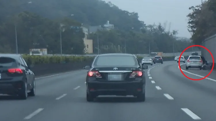 國道一號南下148公里處(紅圈處)發生夫妻口角糾紛，男子氣憤將妻子拉出車外毆打。張喆喜攝