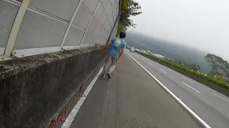 男子毆打完女子後氣沖沖往回走。張喆喜攝