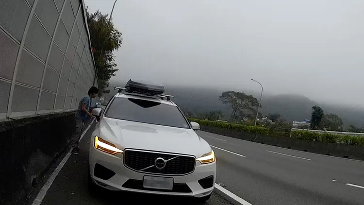 記者下車查看，女子已走回車內。張喆喜攝