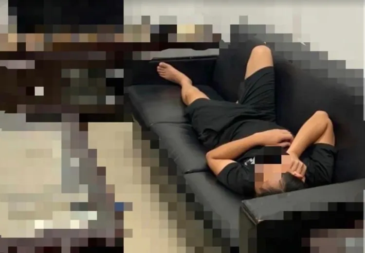 第12岸巡隊某士官喝得爛醉回來躺在隊上沙發。讀者提供