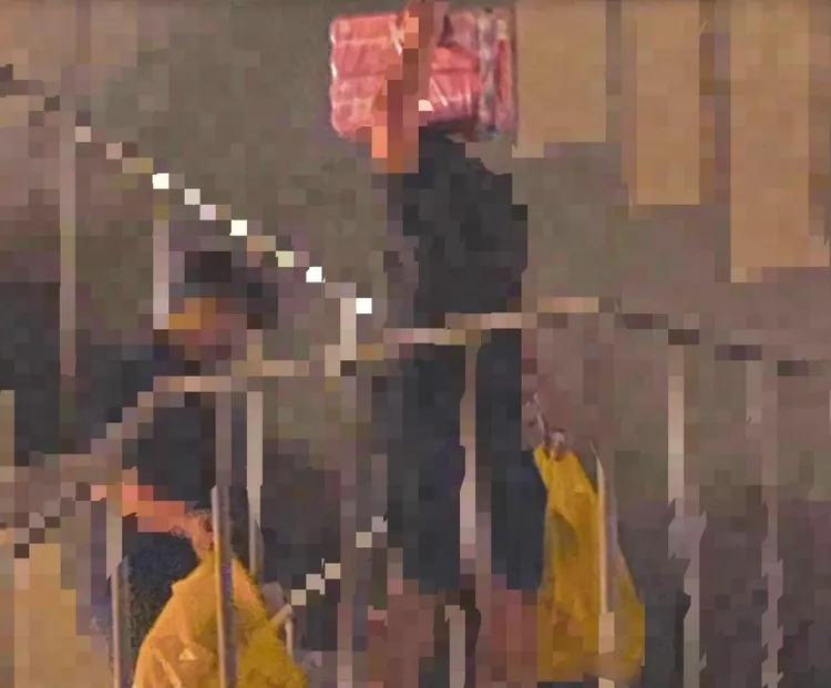 防疫期間，海巡官兵把驛站當成聚會場所，深夜扛著啤酒進入。讀者提供