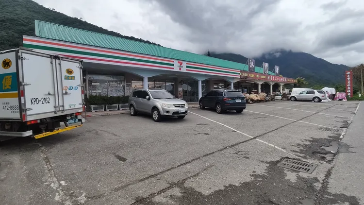 12岸巡隊隊長黃德男等人在花蓮加灣的超商飲酒遭檢舉且被記過。王文傑攝