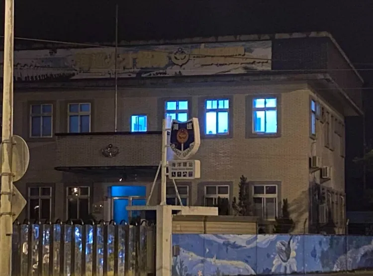 深夜裡小虎鯨驛站燈火通明，並傳出歡唱聲。讀者提供