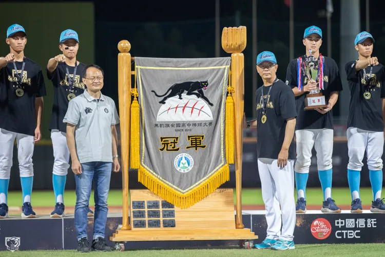 穀保家商繼2018年之後再次拿下黑豹旗冠軍，周宗志(右)獲最佳教練獎。  中華棒協提供