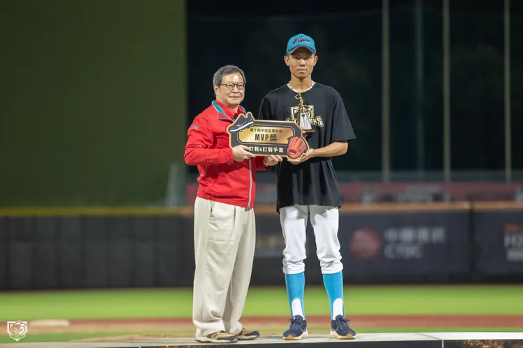 穀保黃仲翔冠軍戰完封勝，獲選黑豹旗MVP。 中華棒協提供