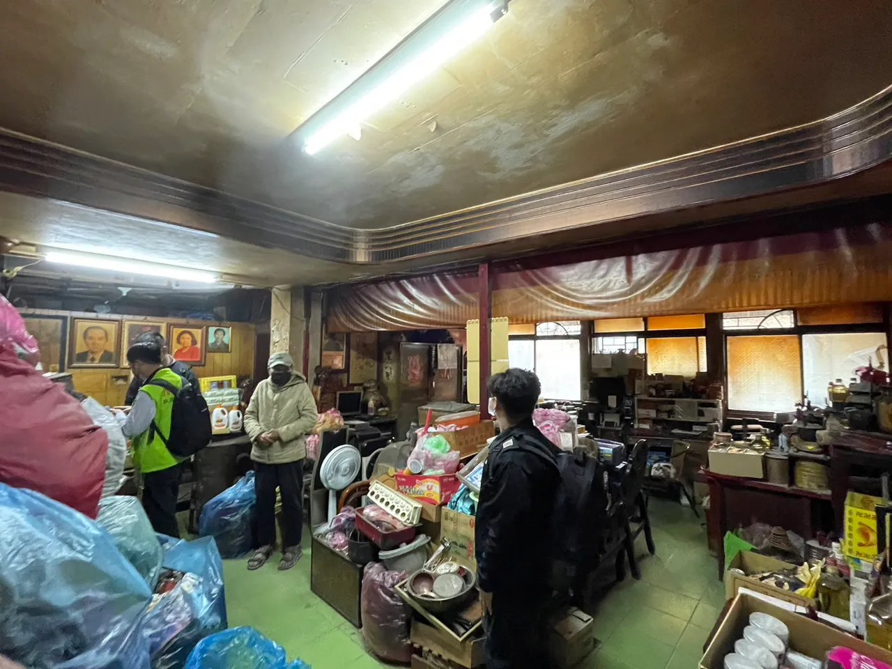 3身障姊弟住屋内堆满杂物和资收品，在社工协助下进行清理，生活变得更干净整洁。社会局提供