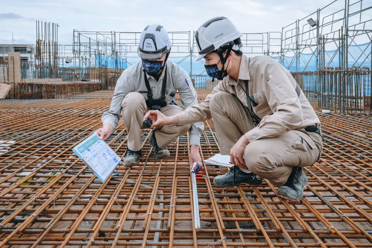 丞石建築工程師於工地進行Gopro數位化品管查驗