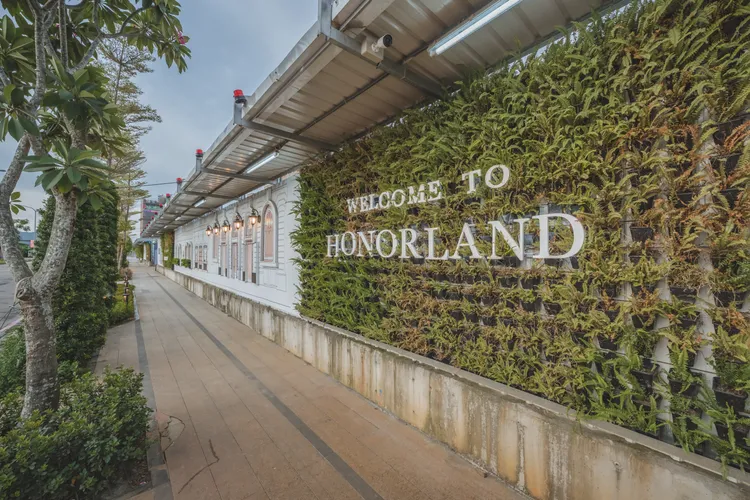 丞石建築的工地整潔乾淨，圍籬設計也別具巧思