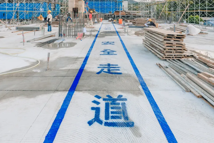 丞石相當重視工地勞安，圖為工地設置的安全走道