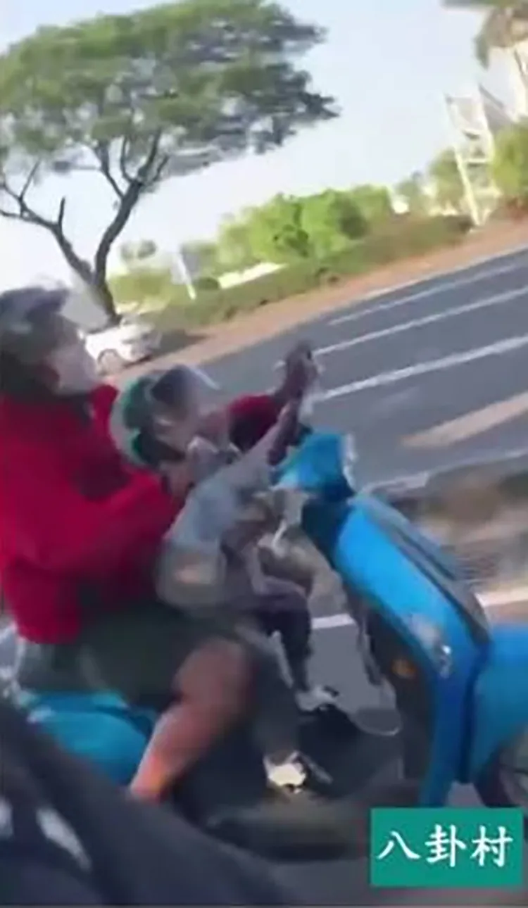 兒童坐在前面催油門，大人雙手抓住後視鏡，沒有抓煞車。翻攝臉書八卦村