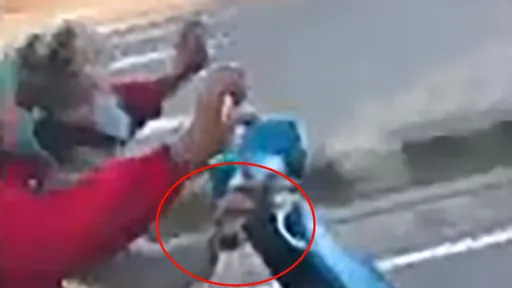 高雄版玩命關頭影片！騎士抓後視鏡、小孩猛催油門　驚呆眾人