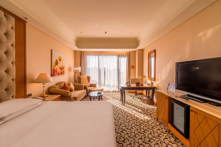 義大皇家酒店豪華雙人房。業者提供