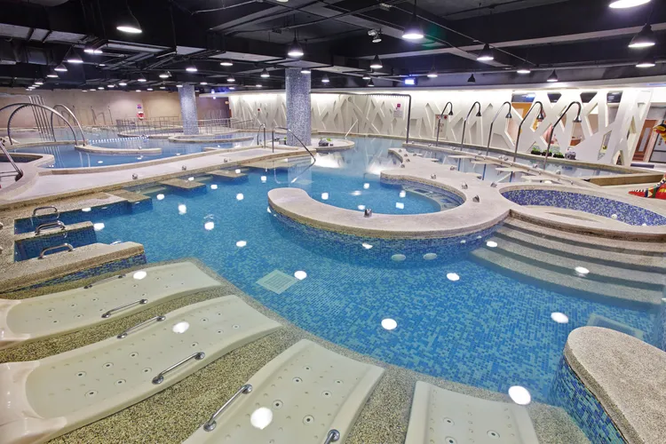 義大皇家酒店休閒設施「室內水療池」。業者提供