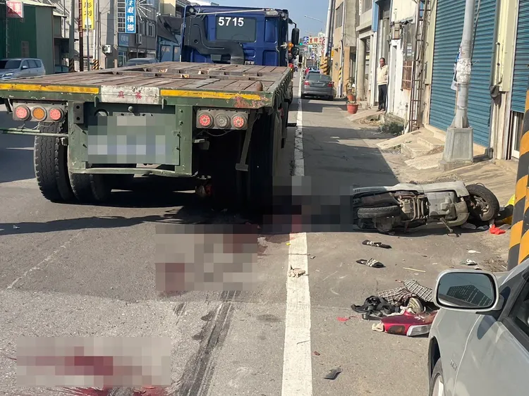 拖板車右後輪將老翁輾壓，現場血跡斑斑。民眾提供