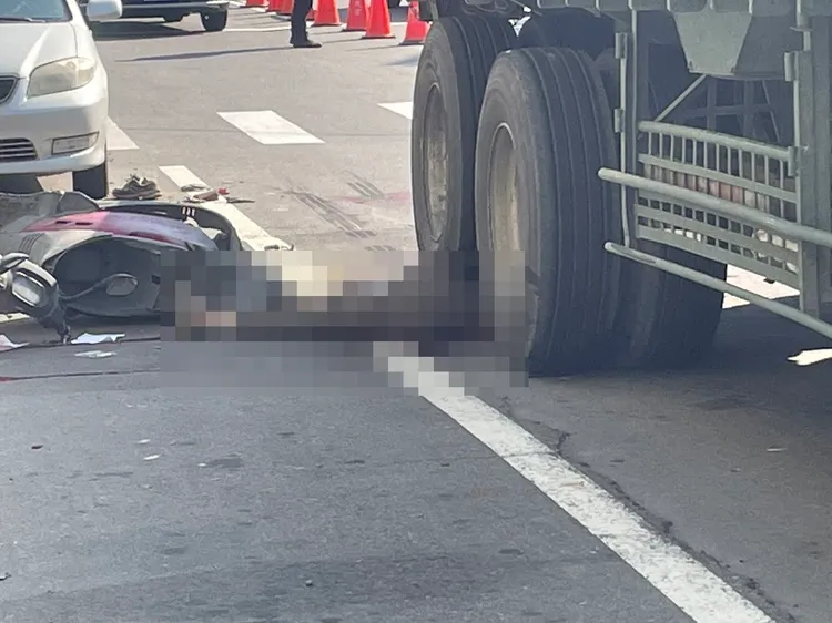 老翁上半身拖入拖板車底，血肉模糊、當場慘死。民眾提供