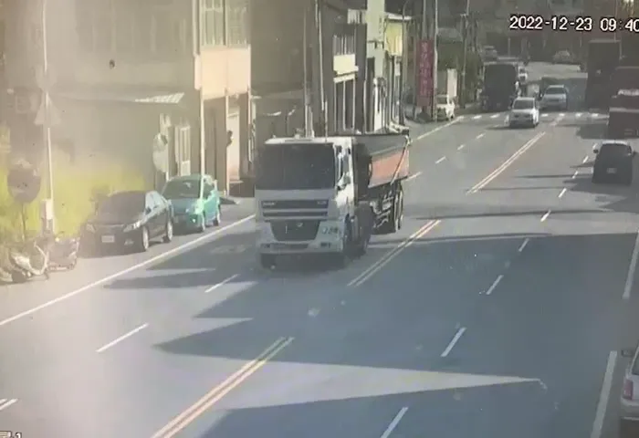 監視器畫面發現相片騎在前面,拖板車稍為往右偏移,將車前的機車輾壓。民眾提供
