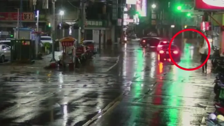 馬姓騎士連人帶車被撞飛。新莊警分局提供