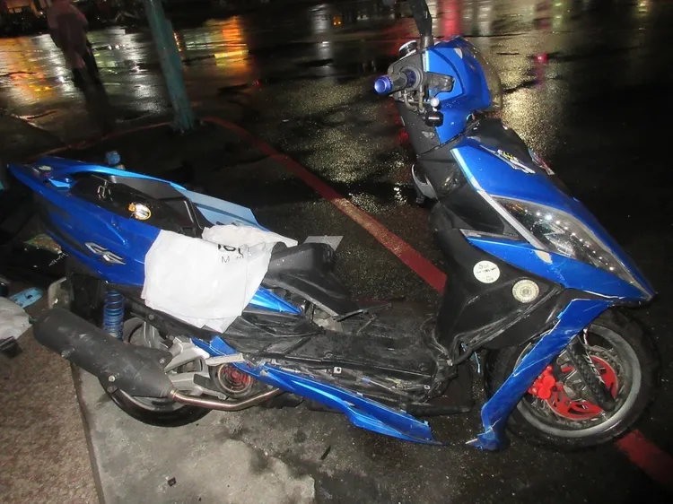 馬男的機車多處毀損。新莊警分局提供