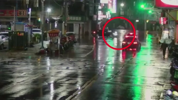 兩車在路口發生碰撞。新莊警分局提供