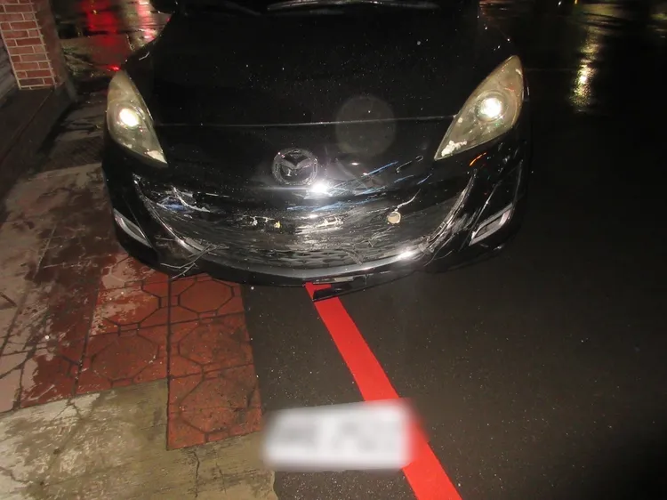 張女轎車車頭凹陷。新莊警分局提供