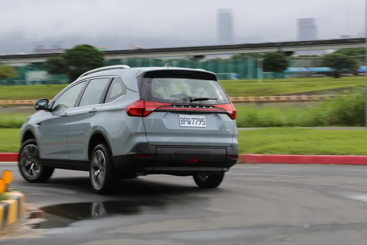 在彎道中駕馭URX會發現，雖然採用較長行程的避震設定，但阻尼的設定實際上卻有著柔韌的特質。林浩昇攝