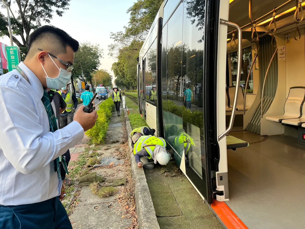 高雄輕軌列車今發生列車車底捲入草皮事件,列車無法動彈。高捷提供